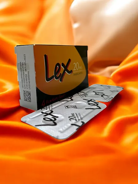 Lex 20 mg tadalafil film kaplı tablet kutusu ve blister turuncu kumaş üzerinde